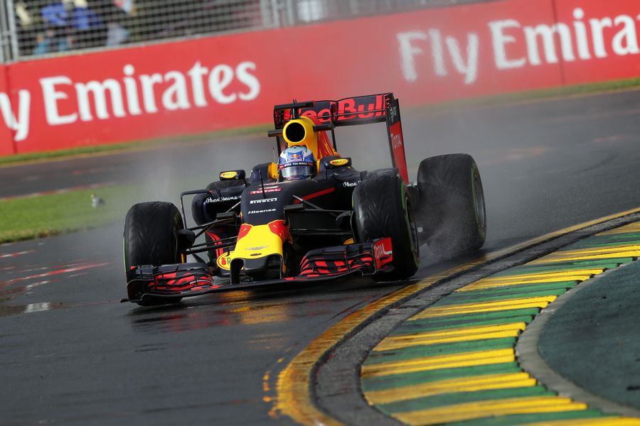Daniel Ricciardo on track with wet condition in FP2