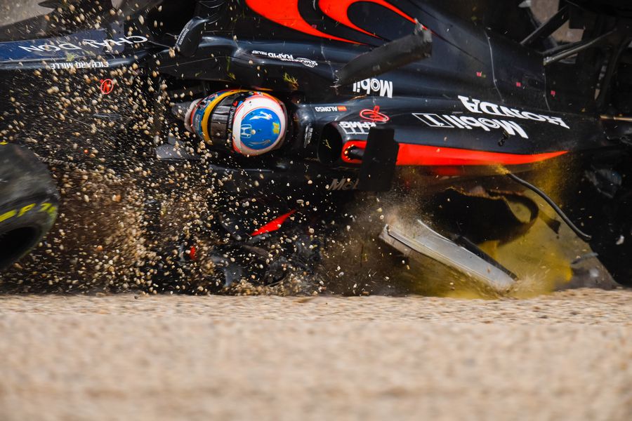 Fernando Alonso crashes out in Melbourne