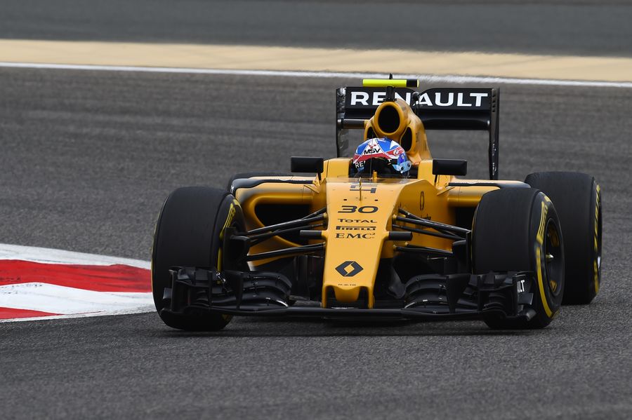 Jolyon Palmer guides the Renault through a corner