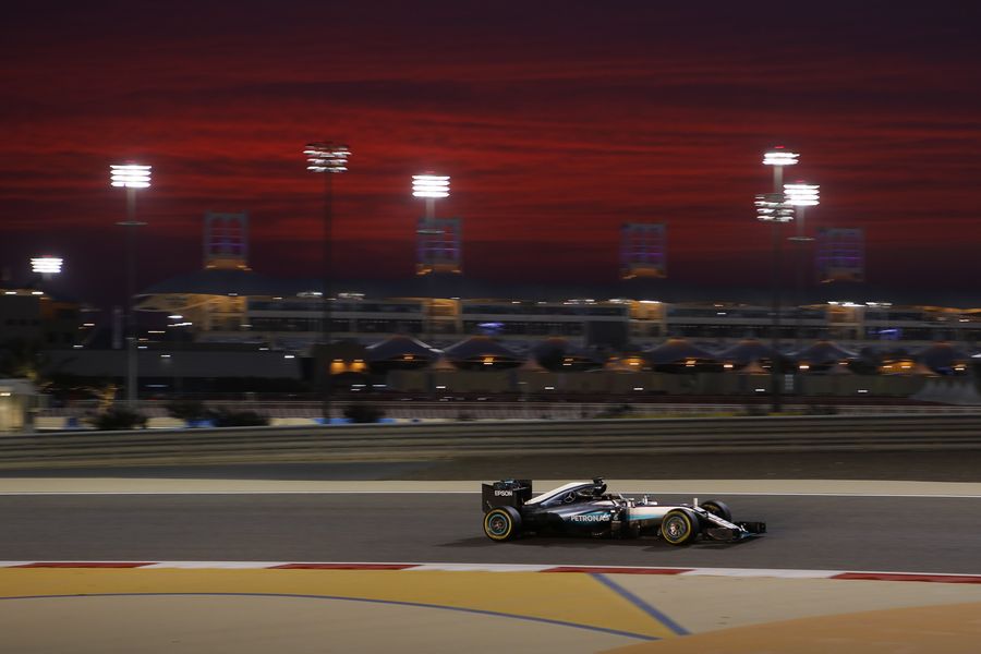 Lewis Hamilton puts on soft tyres