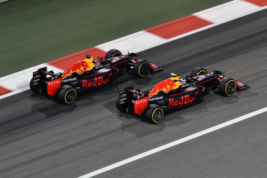 Daniel Ricciardo fights a position with Daniil Kvyat
