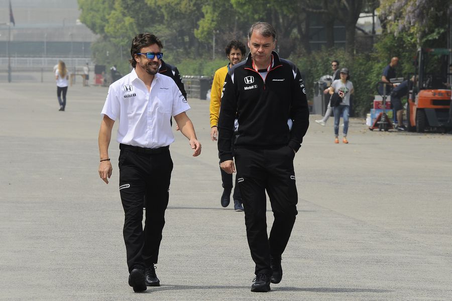 Fernando Alonso and Dave Redding walk through the paddock