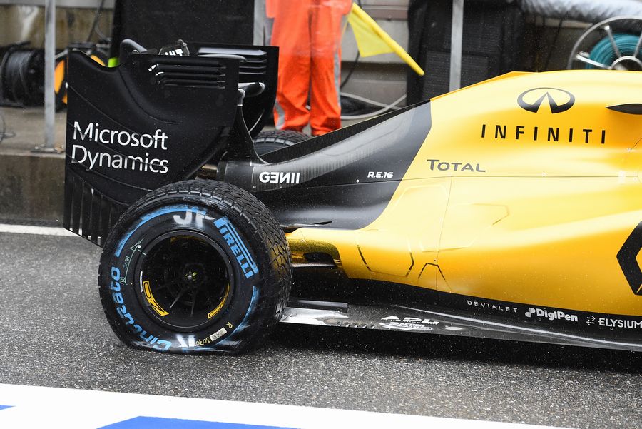 Jolyon Palmer suffers from a rear tyre puncture