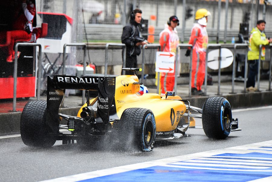 Jolyon Palmer returnes to the pit with a rear tyre puncture