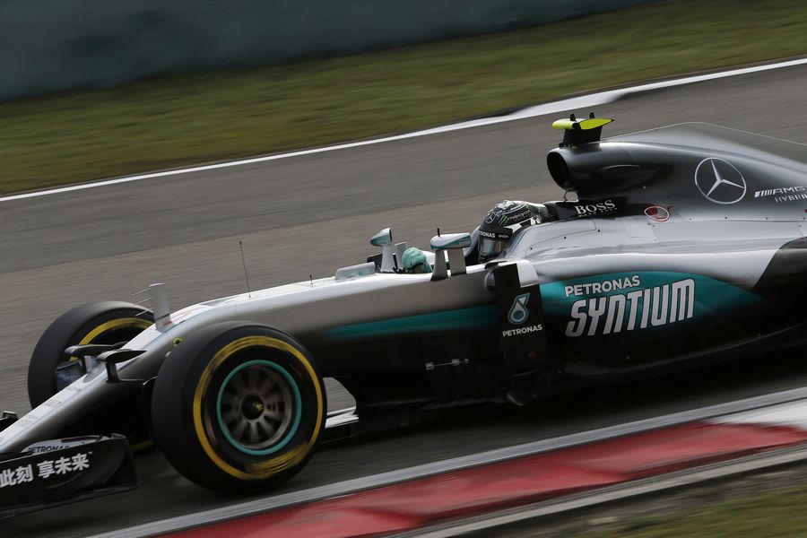 Nico Rosberg on track with soft tyres in Q2