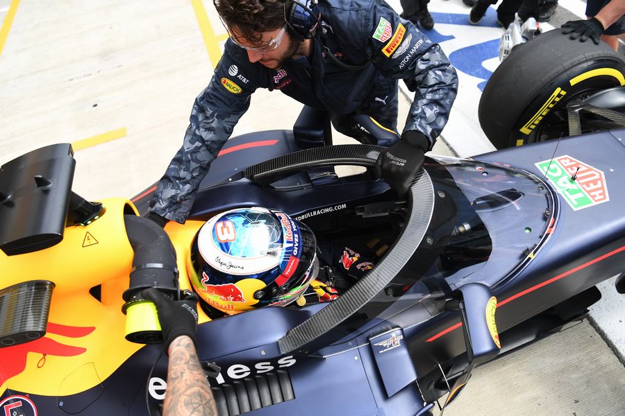 Daniel Ricciardo returnes to the pit after running with aeroscreen