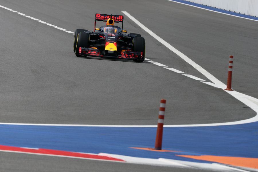 Daniel Ricciardo guides his RB12 with aeroscreen through a corner in FP1