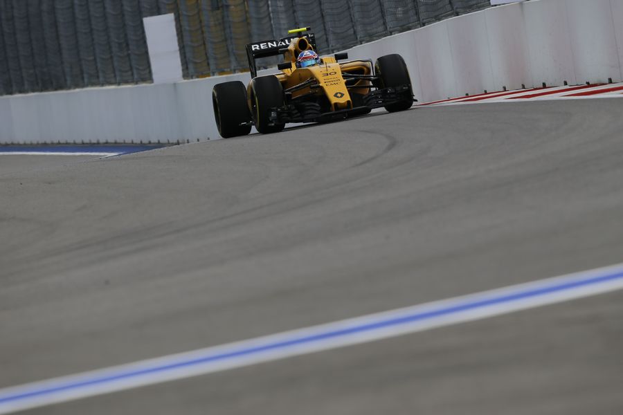 Jolyon Palmer gets the power down in the Renault