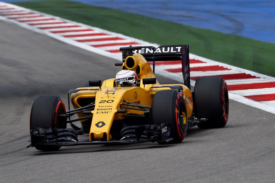 Kevin Magnussen gets the power down in the Renault