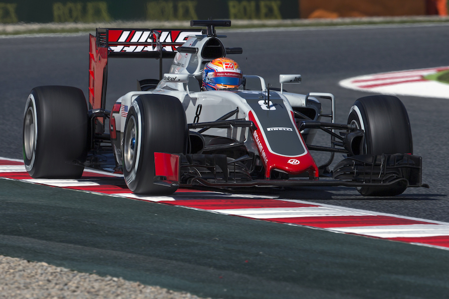 Romain Grosjean puts on medium tyres