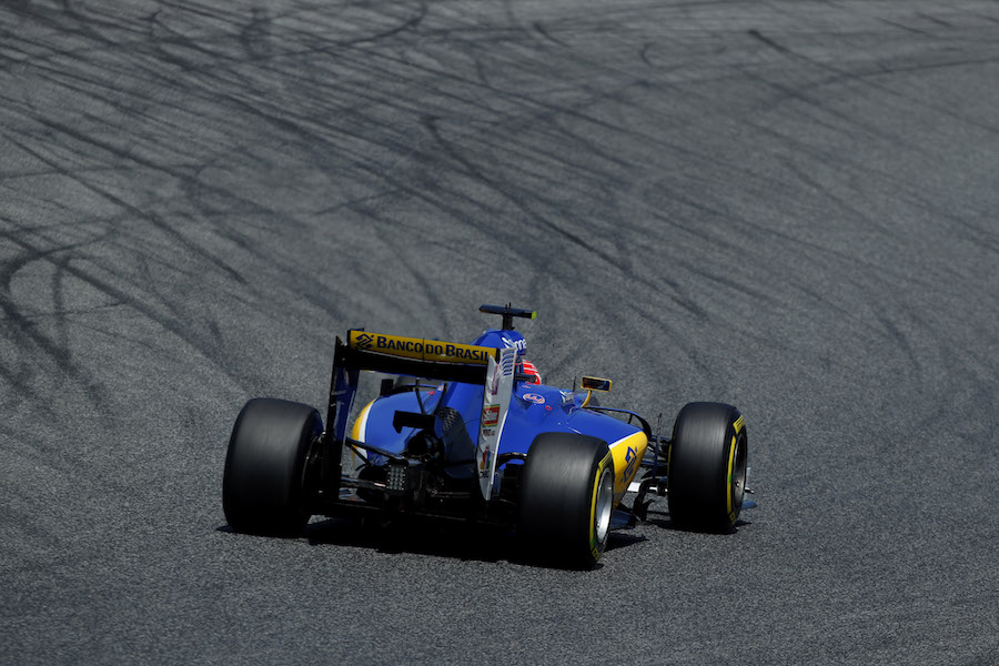 Felipe Nasr puts on a soft tyre 