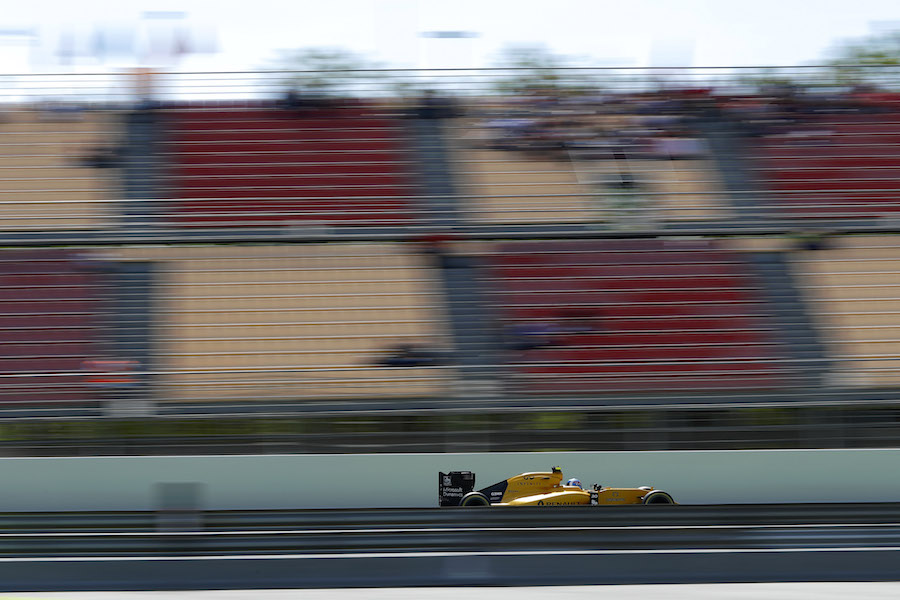 Jolyon Palmer at speed in the Renault