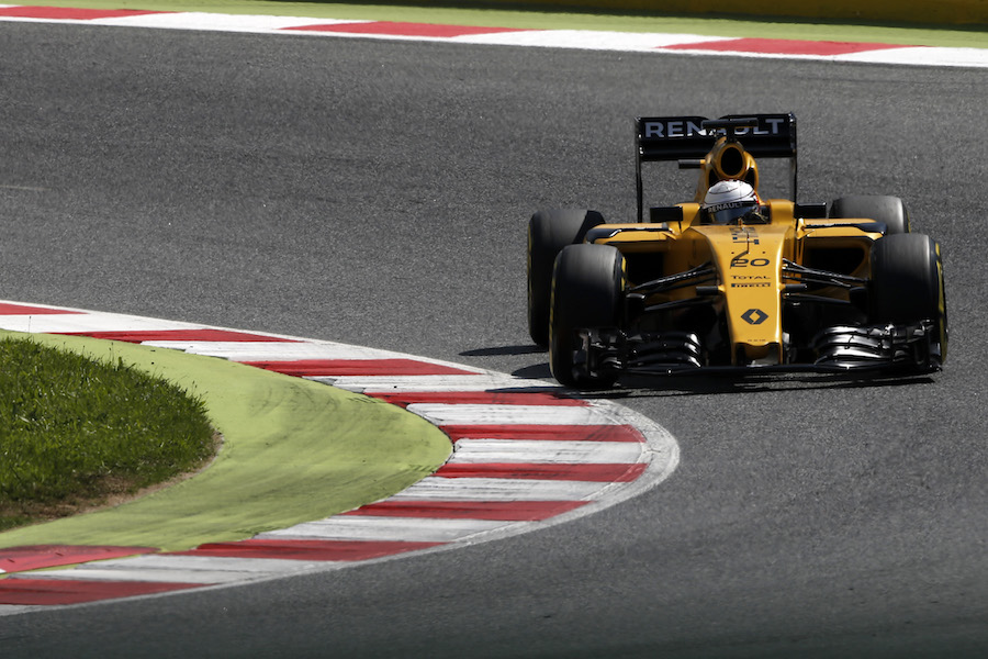 Kevin Magnussen approaches a corner