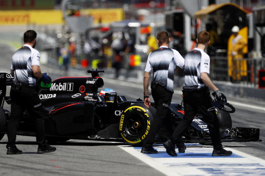 Fernando Alonso returns to garage 