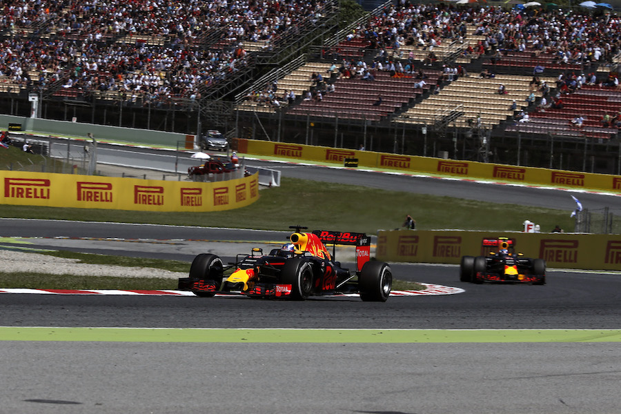 Daniel Ricciardo leads the field after Mercedes retirement