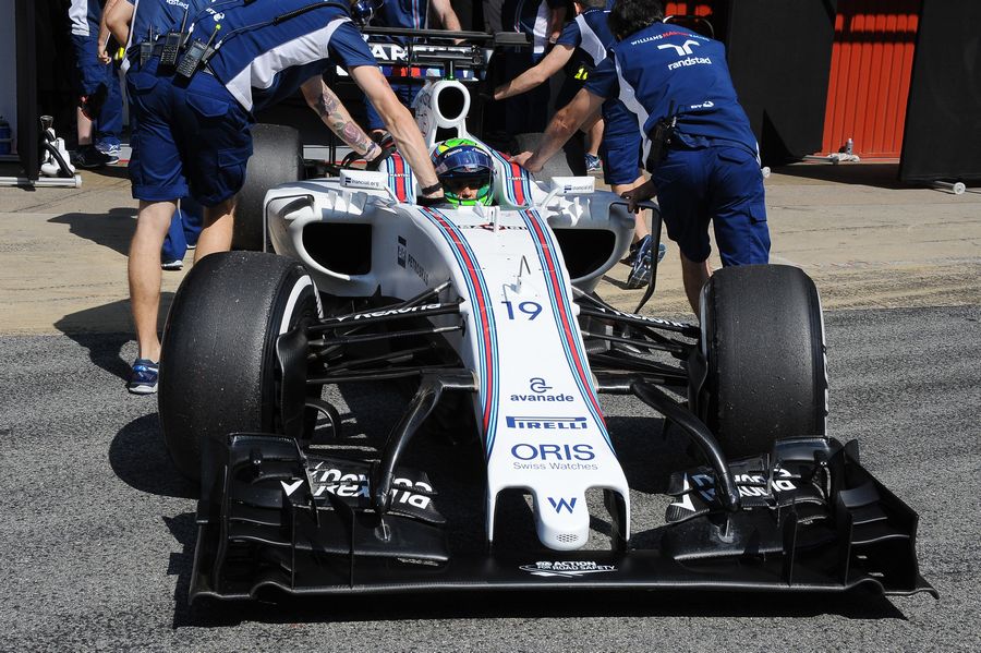 Felipe Massa returns to the pit after the run with new front wing