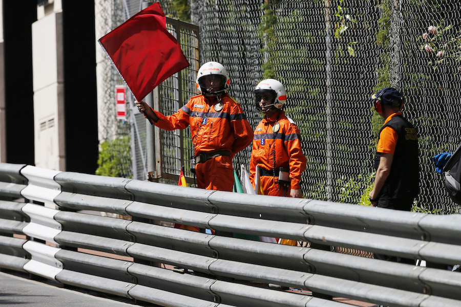 Marshals wave red flag in FP1