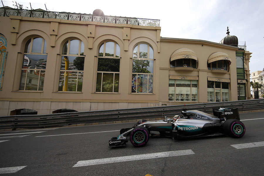 Lewis Hamilton puts on ultrasoft tyres