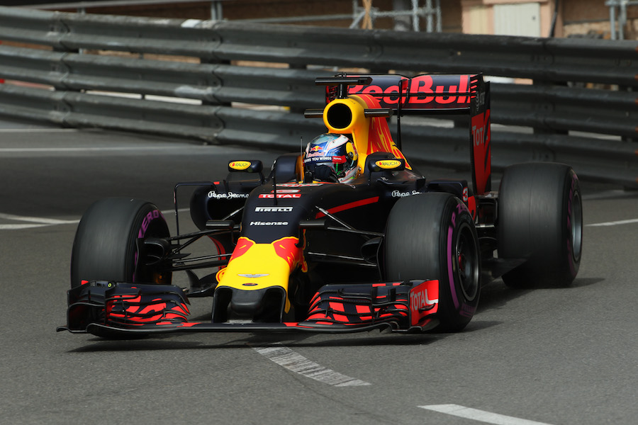 Daniel Ricciardo works hard to keep its pace