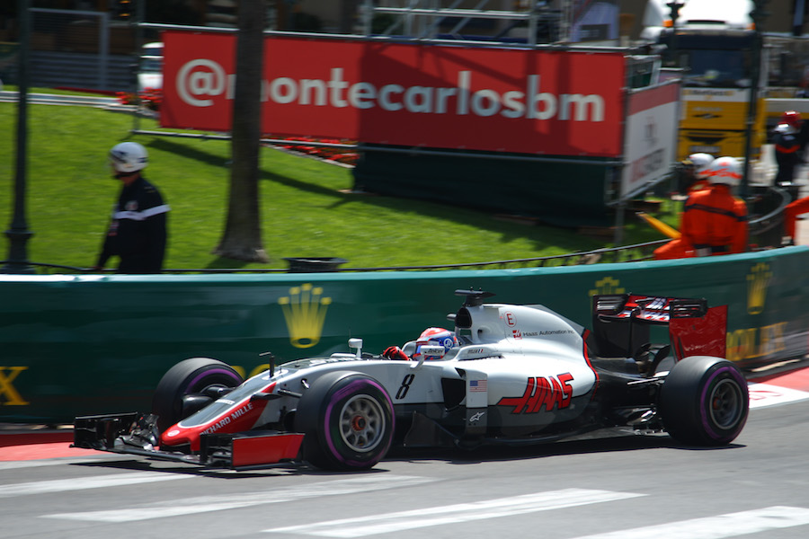 Romain Grosjean turns into the corner