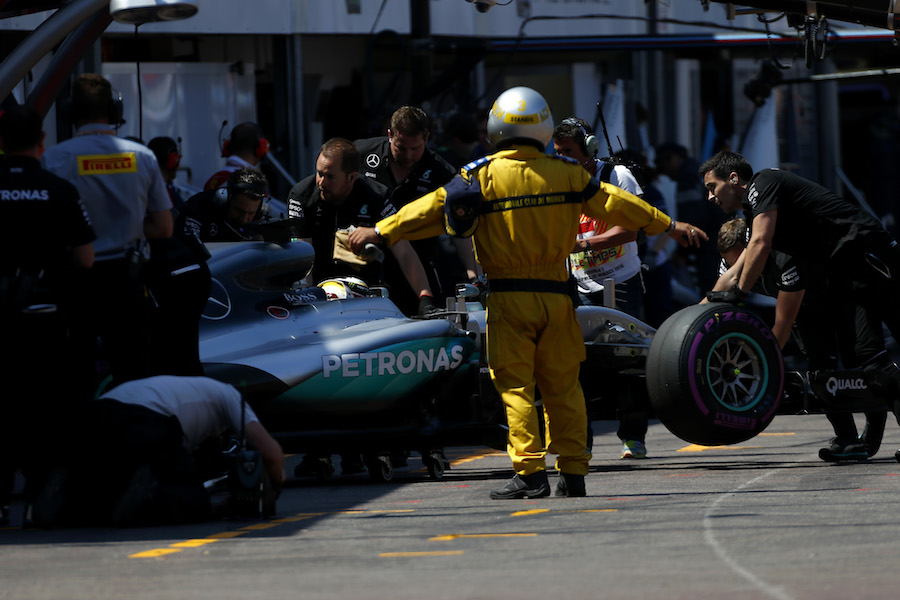 Lewis Hamiltonis is pushed back by Mercedes mechanics