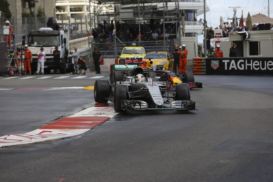 Lewis Hamilton runs wide in front of Daniel Ricciardo