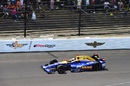 Alexander Rossi works hard to keep its pace at the Indianapolis 500