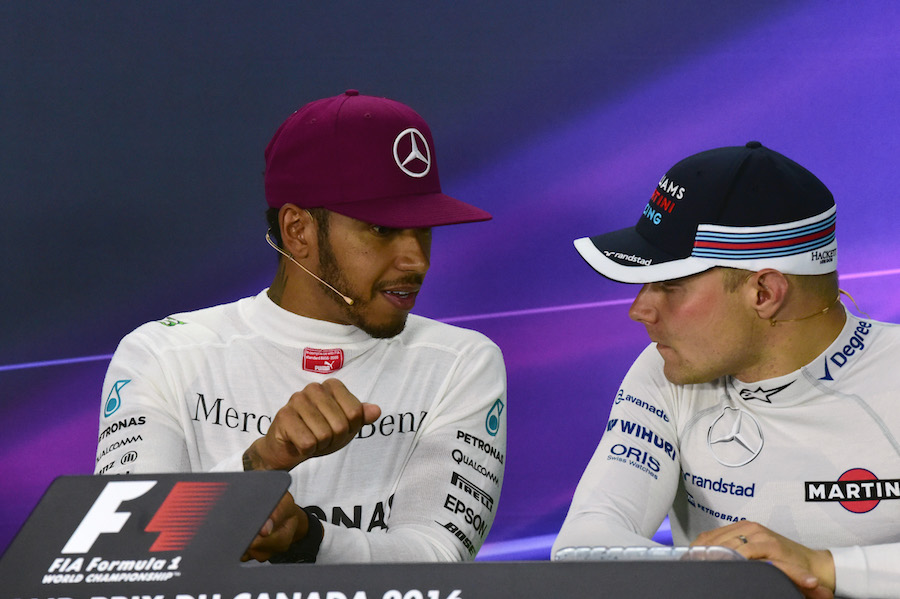 Lewis Hamilton talks with Valtteri Bottas during the press conference