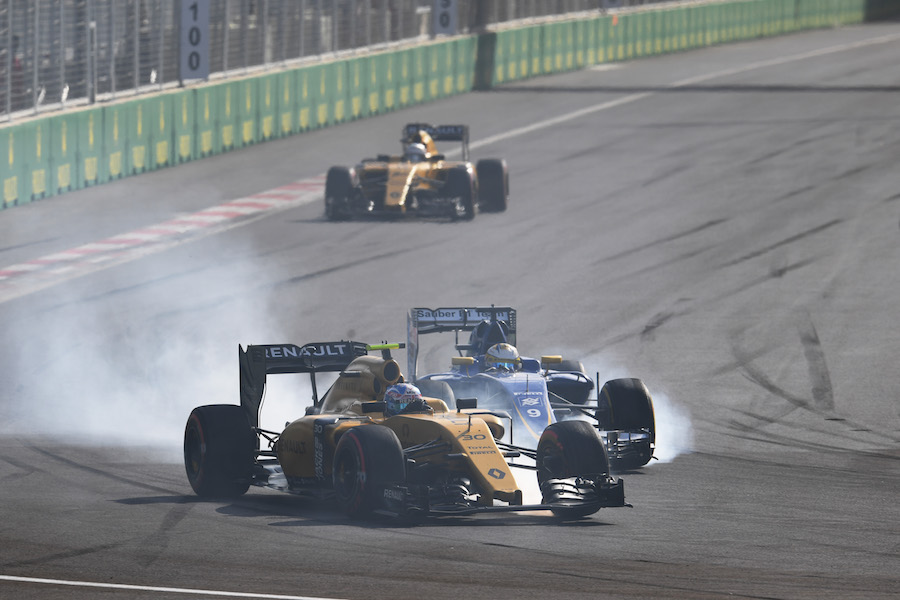 Jolyon Palmer locks up heavily during fighting a position with Marcus Ericsson