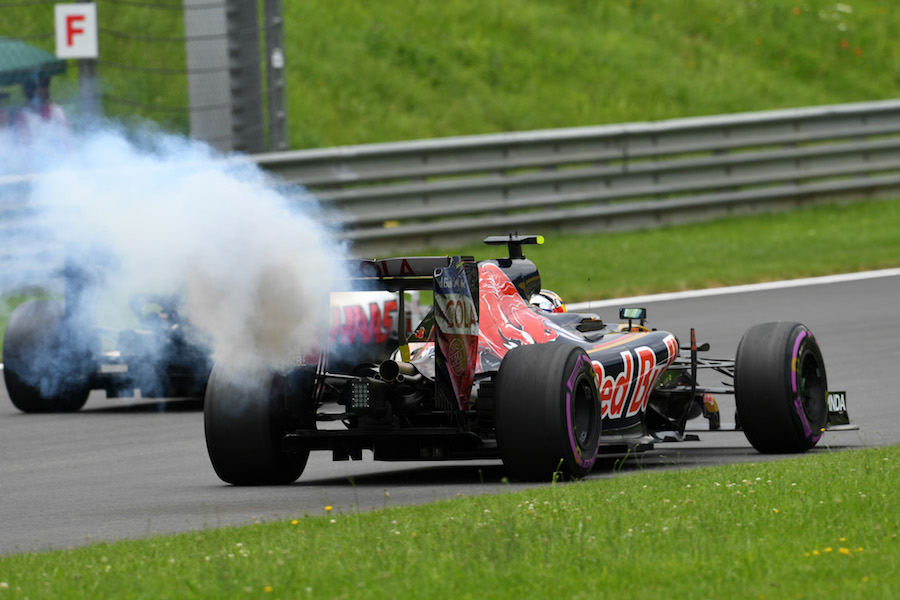 Carlos Sainz suffers engine failure in Q1