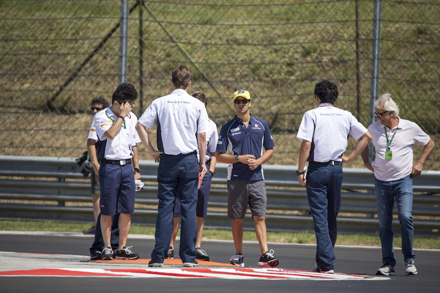 Felipe Nasr walks the track with his engineers