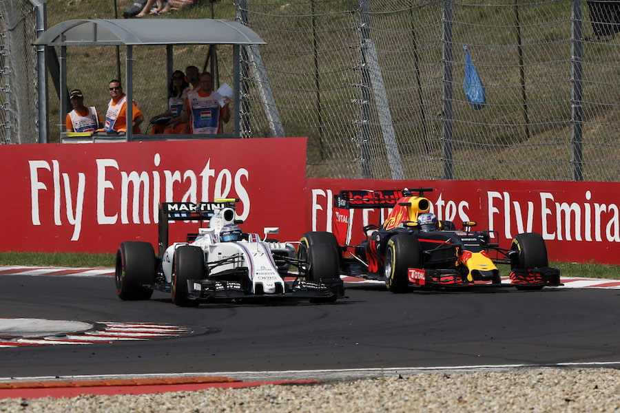 Valtteri Bottas and Daniel Ricciardo battle for a position