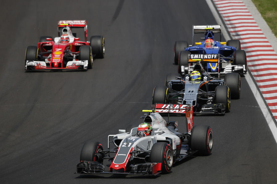 Kimi Raikkonen passes Esteban Gutierrez