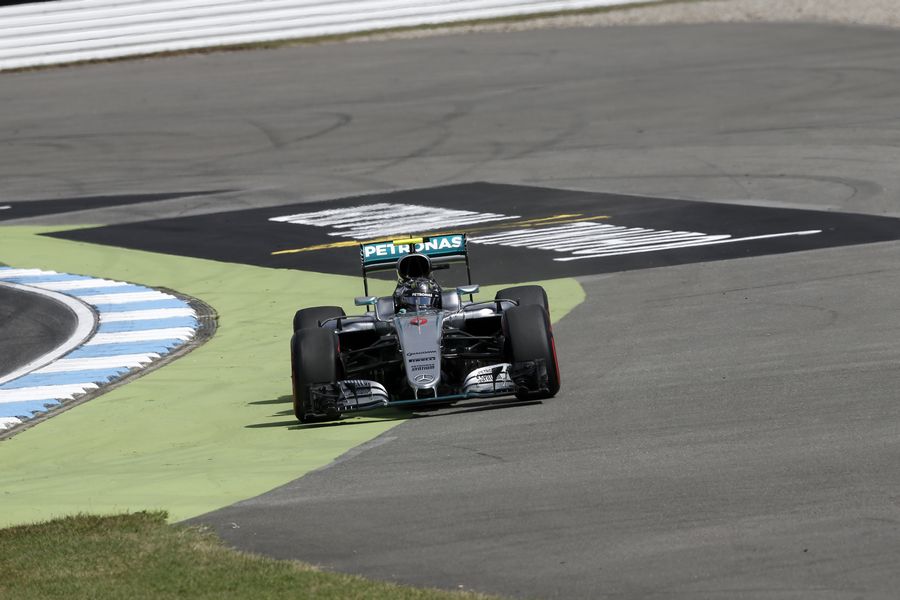 Nico Rosberg runs wide in FP3