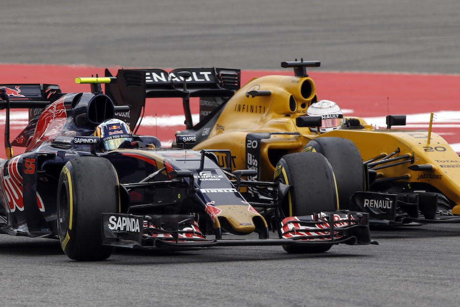 Carlos Sainz battles for a position with Kevin Magnussen