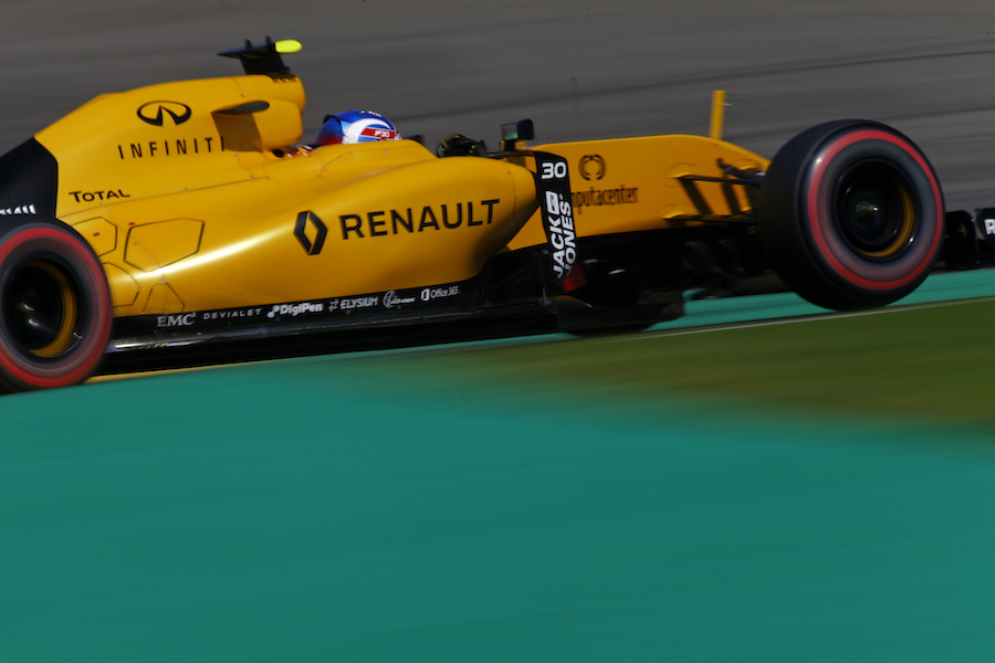 Jolyon Palmer at speed in the Renault