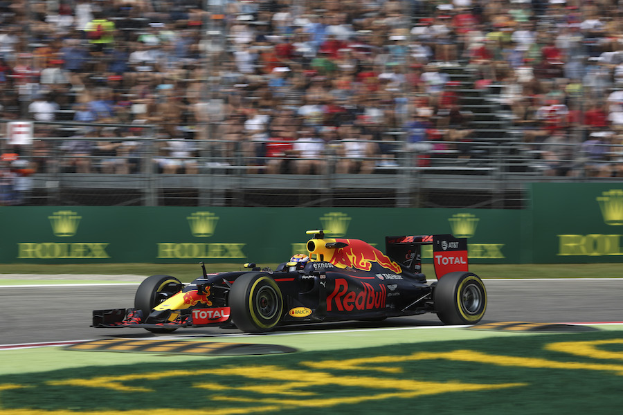 Daniel Ricciardo puts on soft tyres