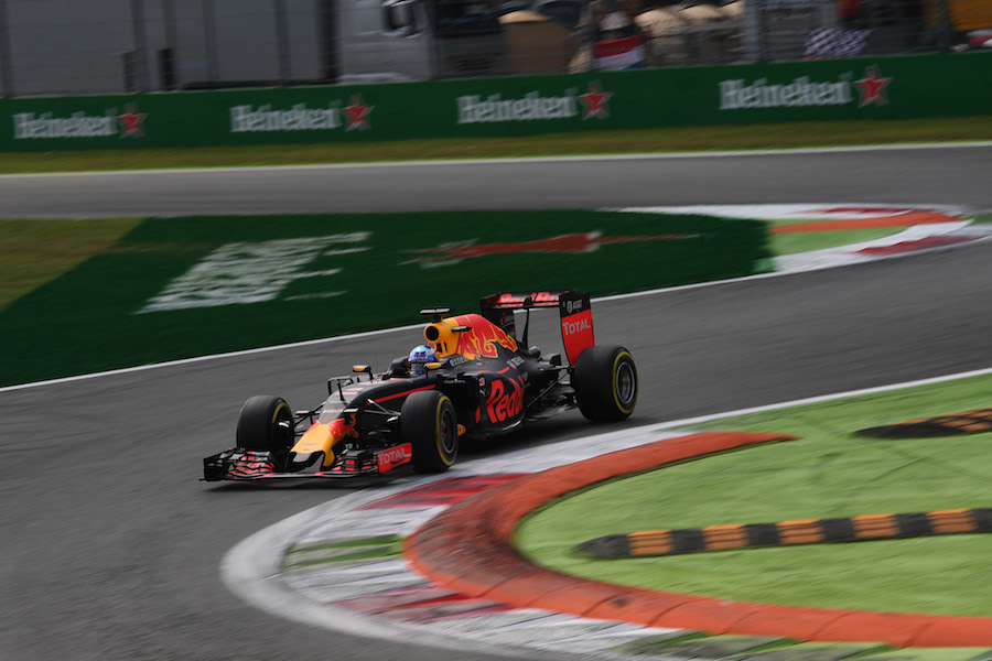 Daniel Ricciardo on track with soft tyres in Q2