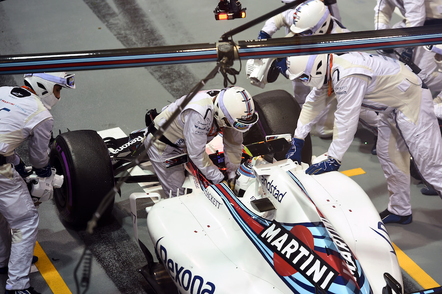 Williams mechanic and Valtteri Bottas with seat belt problems while making a pitstop