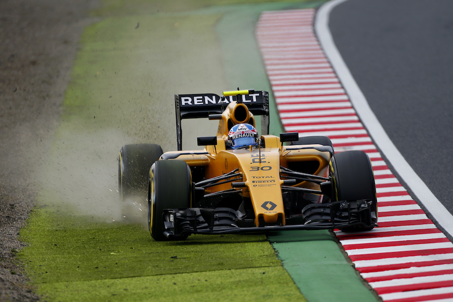 Jolyon Palmer runs wide in the Renault