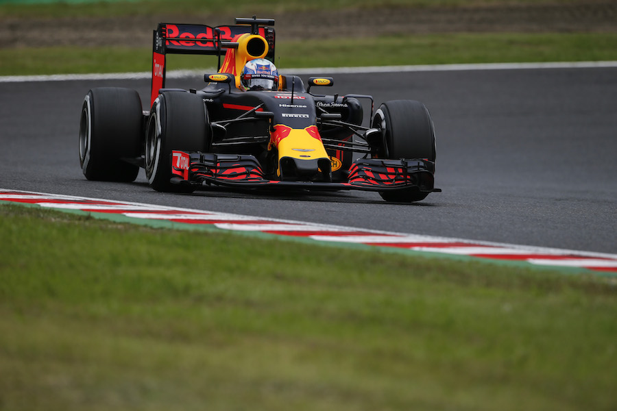 Daniel Ricciardo puts on a set of medium tyres in Q1