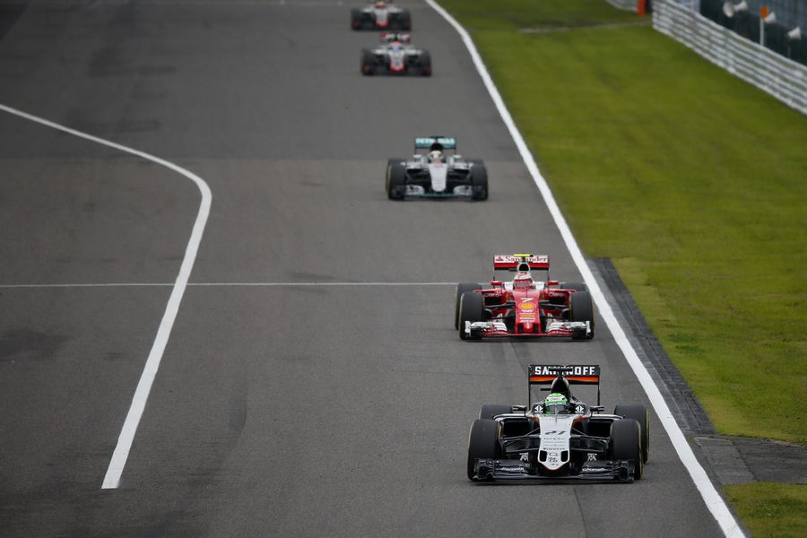 Nico Hulkenberg leads Kimi Raikkonen and Lewis Hamilton in the early stage