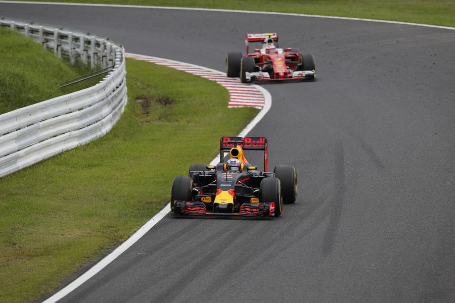 Daniel Ricciardo leads Kimi Raikkonen