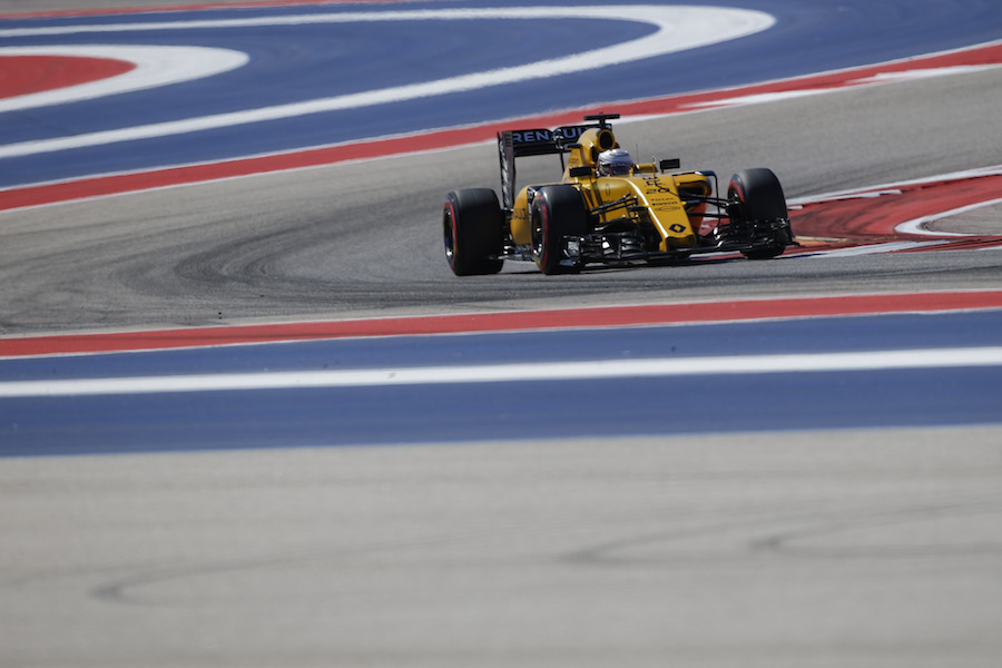 Kevin Magnussen works hard to keep its pace