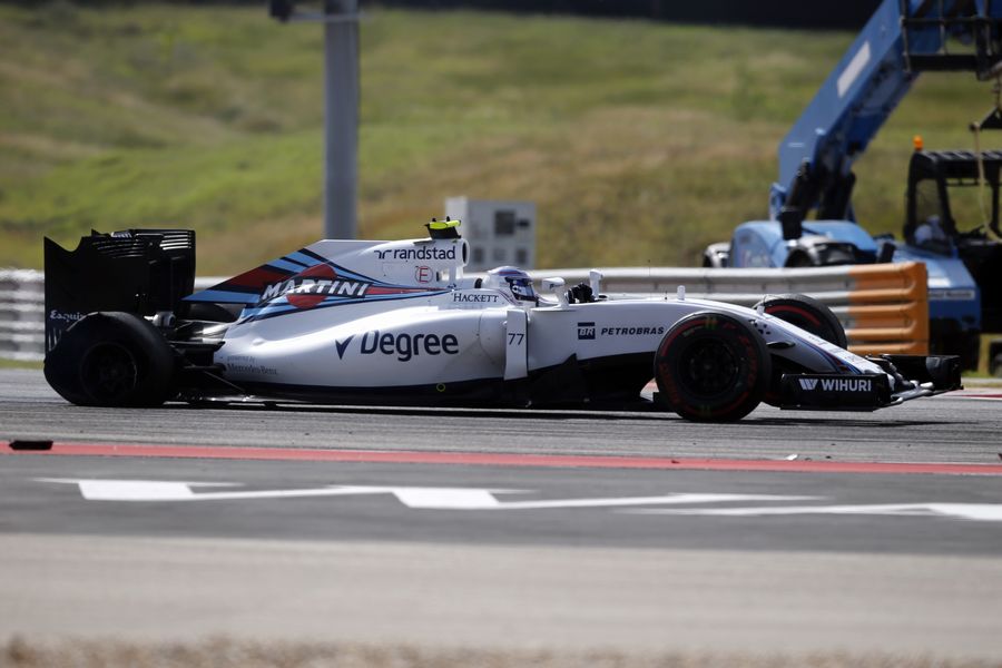 Valtteri Bottas with a rear tyre puncture after the collision with Nico Hulkenberg