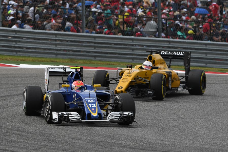 Felipe Nasr fights a position with Kevin Magnussen