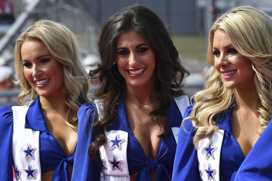 Dallas Cowboys Cheerleaders pose ahead of the race