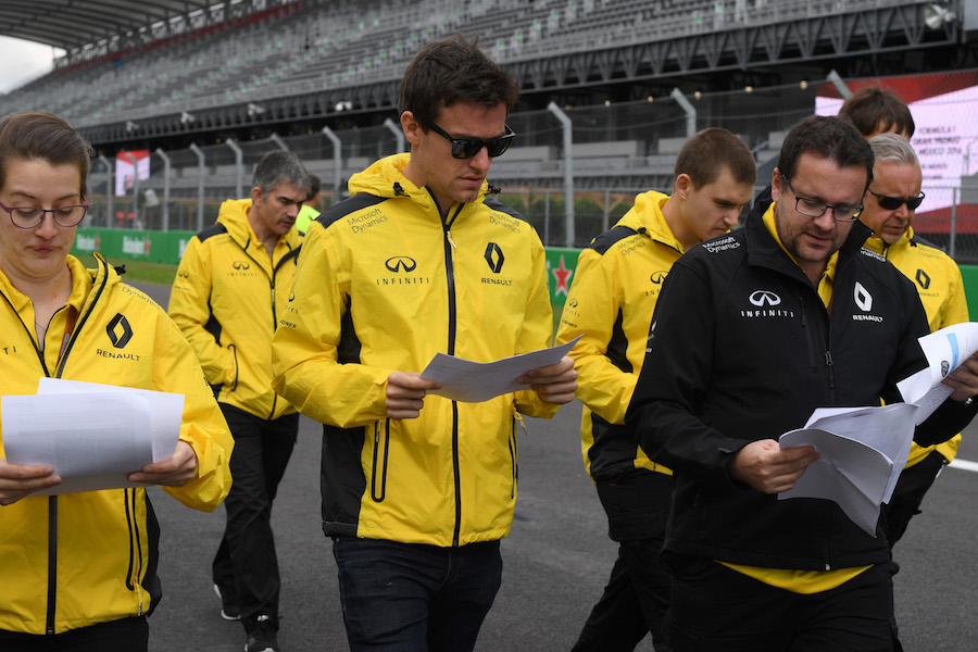 Jolyon Palmer walks the track with his engineers