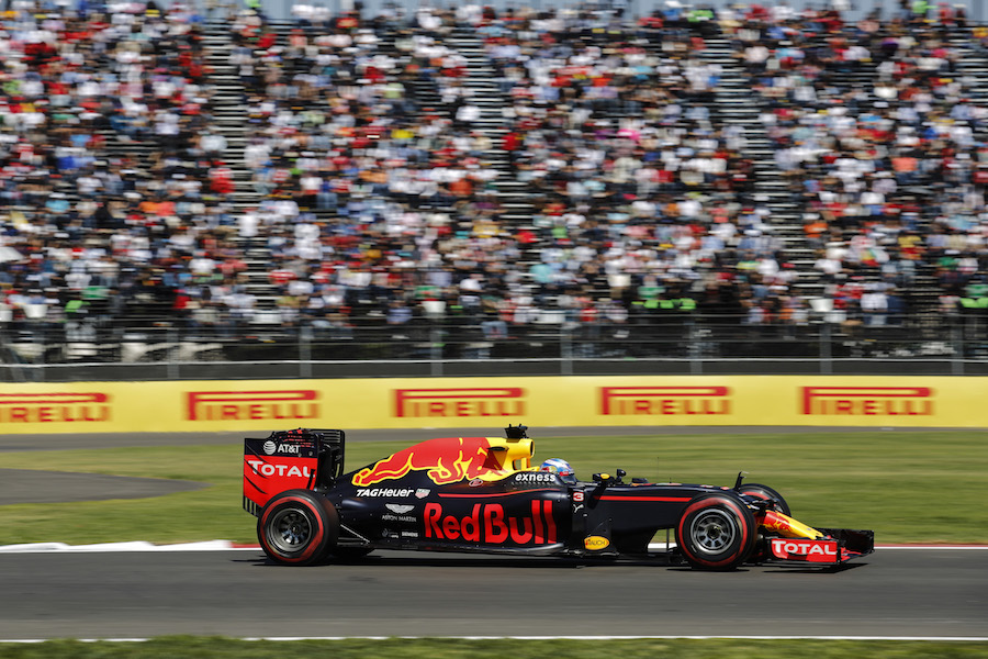 Daniel Ricciardo at speed in qualifying