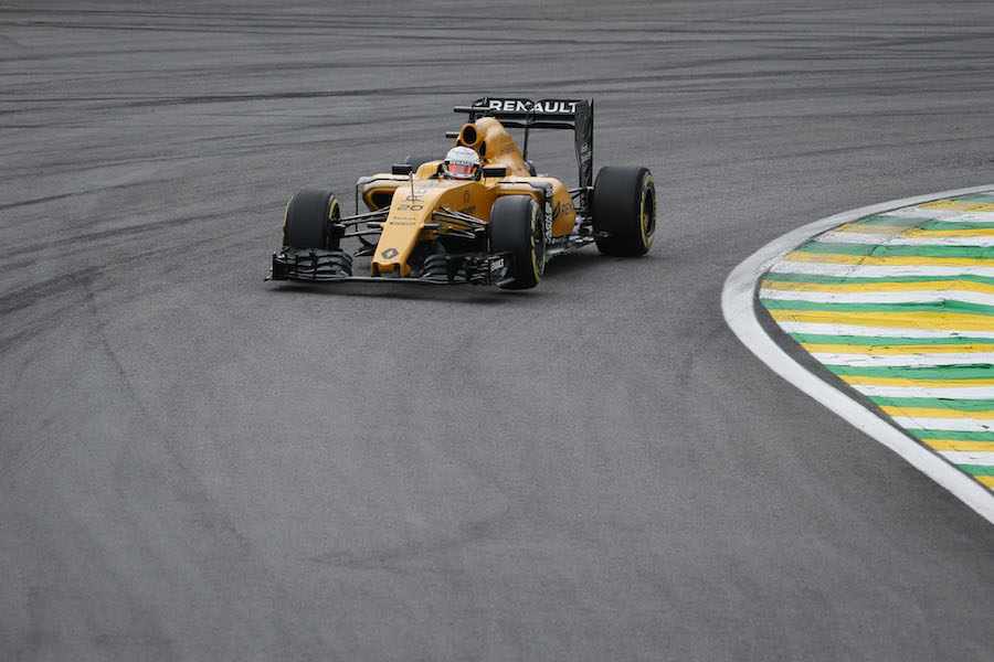 Kevin Magnussen struggles to keep his pace